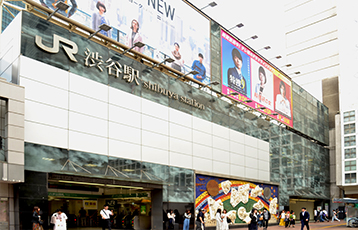 2.左手にはJR 渋谷駅 ハチ公口改札。