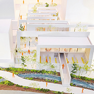 SD「緑道の森　bath house」　<br>2020年度 スペースデザイン夜間学生作品「緑道の森　bath house」　

地域の人と、緑豊かな景色を共有しながらお風呂を楽しむ家。世田谷区北沢川緑道の豊かな緑を、住宅内部まで引き込むことにより、地域用／住宅用のお風呂どちらからも緑道の緑を感じることができるように設計。
